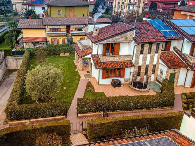 BIFAMILIARE VILLA DI SERIO ZONA PEDECOLLINARE Villa di Serio