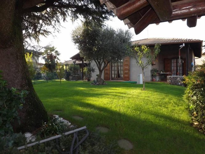 Villa su piano unico con ampio giardino Brusaporto