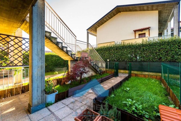 Bilocale in villa con taverna € 90.000 Bagnatica