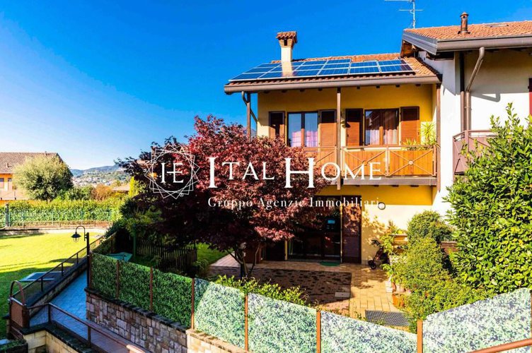 Vendesi immersa nel verde meravigliosa villa Villa d'Almè