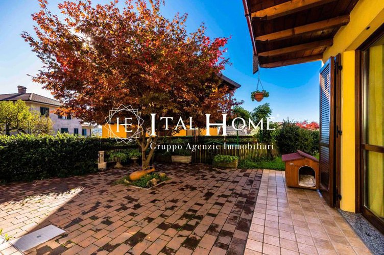 Vendesi immersa nel verde meravigliosa villa Villa d'Almè