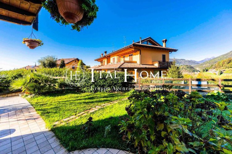 Vendesi immersa nel verde meravigliosa villa Villa d'Almè