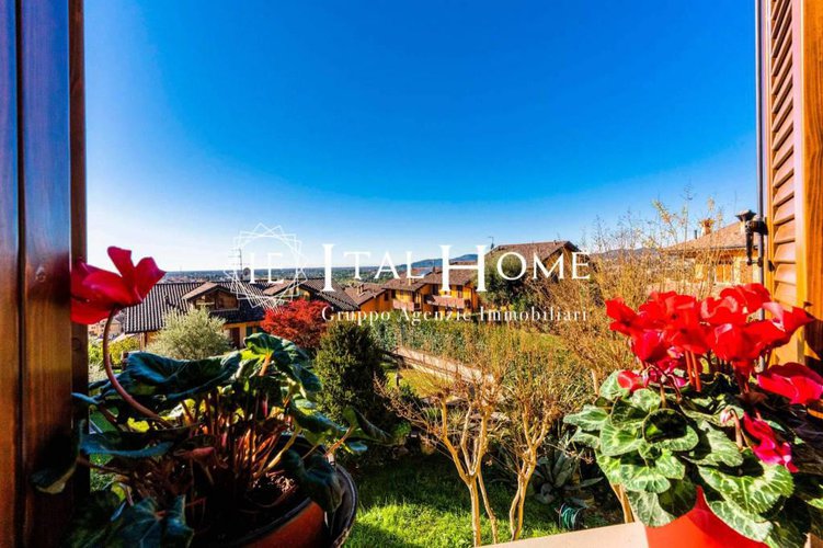 Vendesi immersa nel verde meravigliosa villa Villa d'Almè