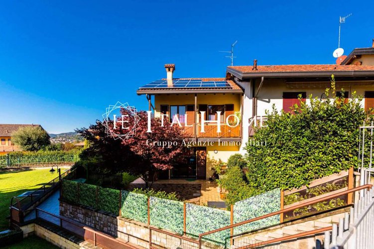 Vendesi immersa nel verde meravigliosa villa Villa d'Almè