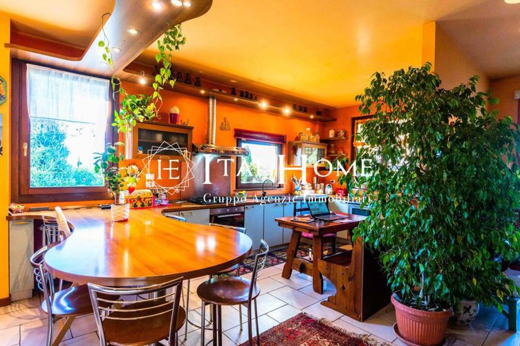 Vendesi immersa nel verde meravigliosa villa Villa d'Almè