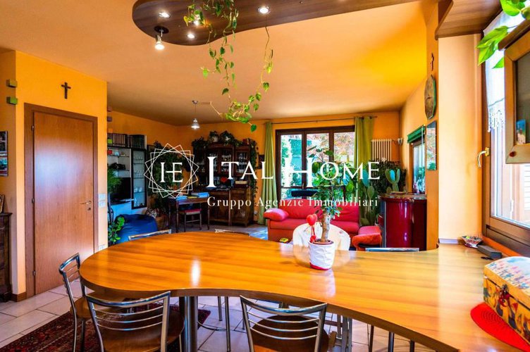 Vendesi immersa nel verde meravigliosa villa Villa d'Almè