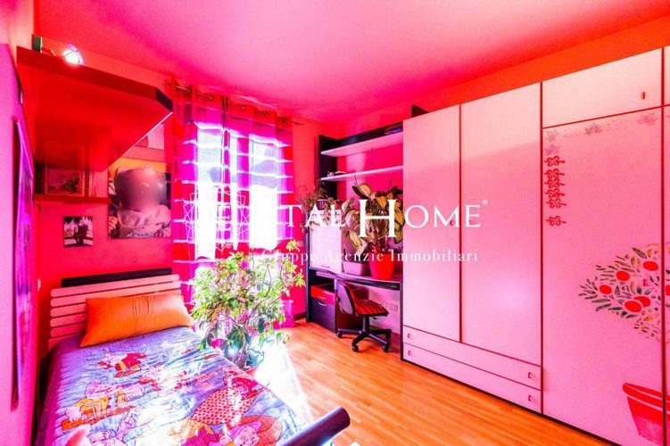 Vendesi immersa nel verde meravigliosa villa Villa d'Almè