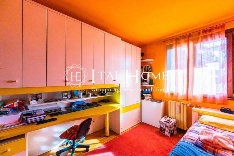 Vendesi immersa nel verde meravigliosa villa Villa d'Almè