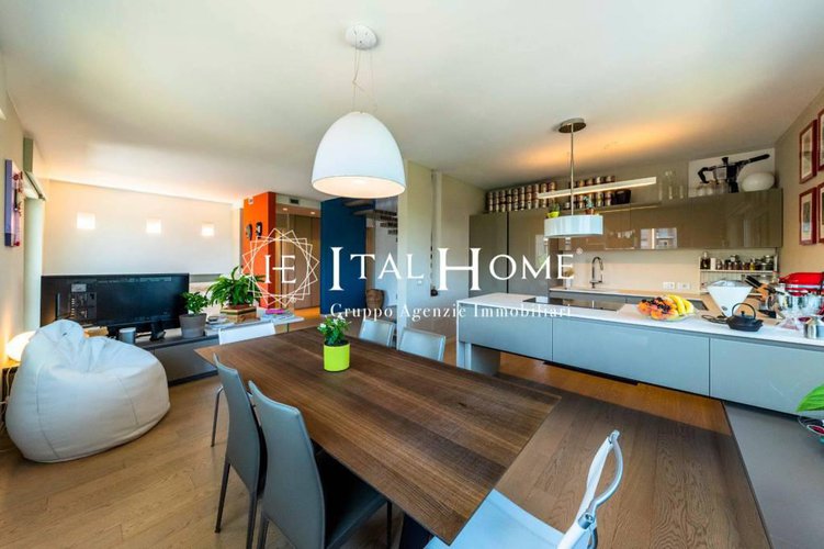 Vendesi Splendido Attico bipiano, con terrazze, box doppio.. Bergamo