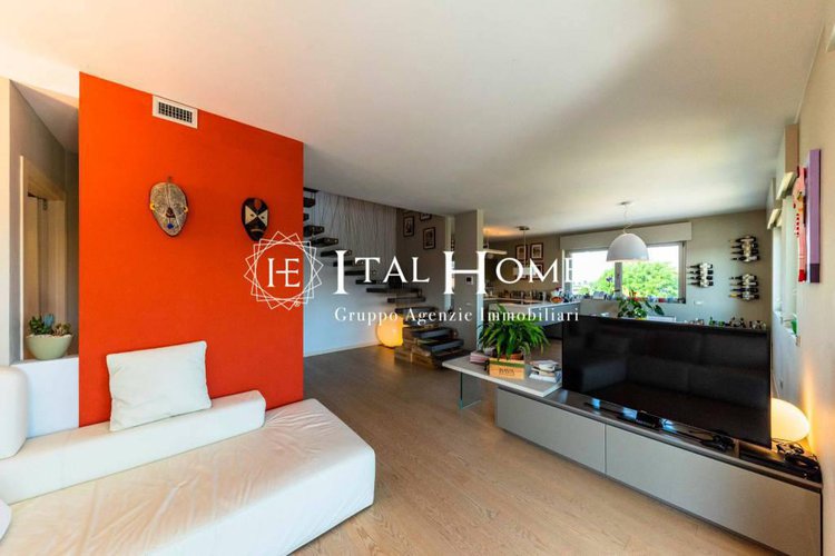 Vendesi Splendido Attico bipiano, con terrazze, box doppio.. Bergamo