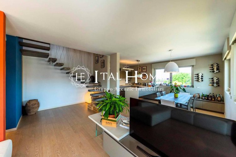 Vendesi Splendido Attico bipiano, con terrazze, box doppio.. Bergamo