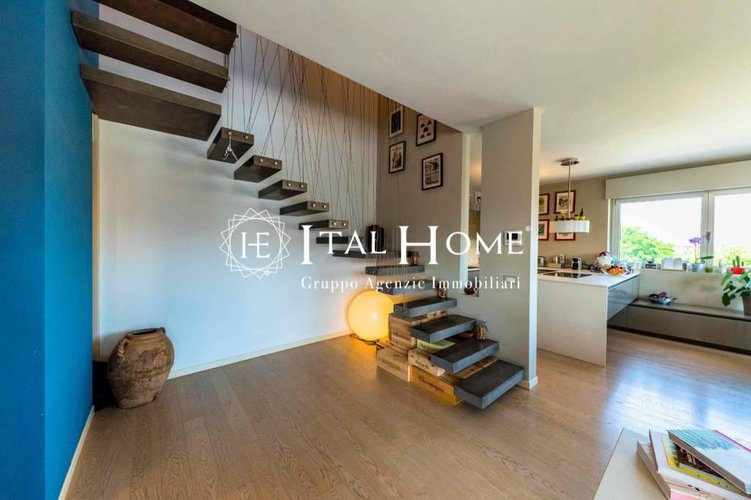 Vendesi Splendido Attico bipiano, con terrazze, box doppio.. Bergamo