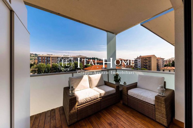 Vendesi Splendido Attico bipiano, con terrazze, box doppio.. Bergamo