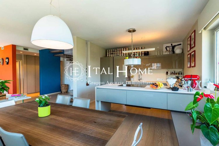 Vendesi Splendido Attico bipiano, con terrazze, box doppio.. Bergamo