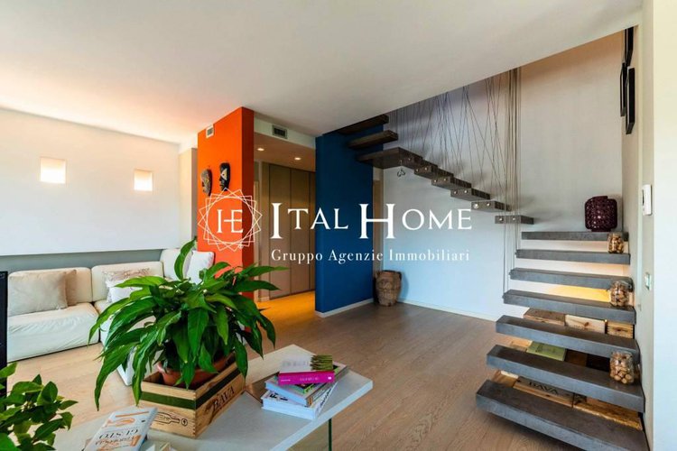 Vendesi Splendido Attico bipiano, con terrazze, box doppio.. Bergamo