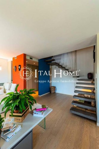 Vendesi Splendido Attico bipiano, con terrazze, box doppio.. Bergamo