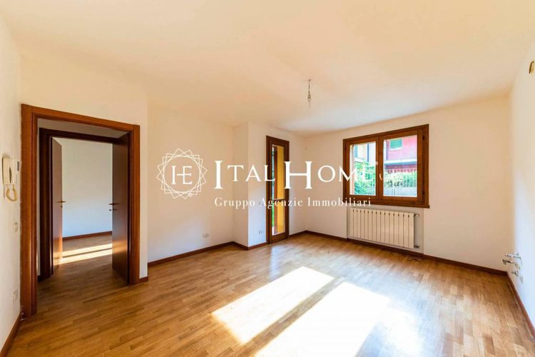 Bergamo città, Vendesi appartamento in villa con giardino Bergamo