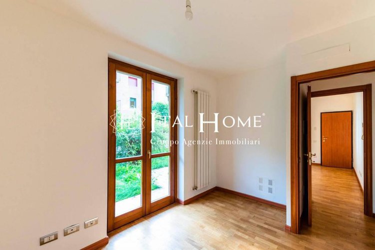 Bergamo città, Vendesi appartamento in villa con giardino Bergamo