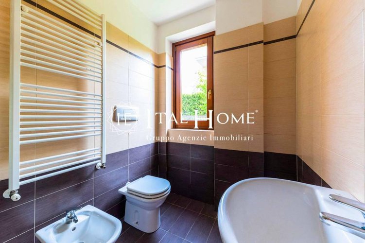 Bergamo città, Vendesi appartamento in villa con giardino Bergamo