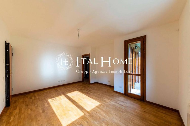 Bergamo città, Vendesi appartamento in villa con giardino Bergamo