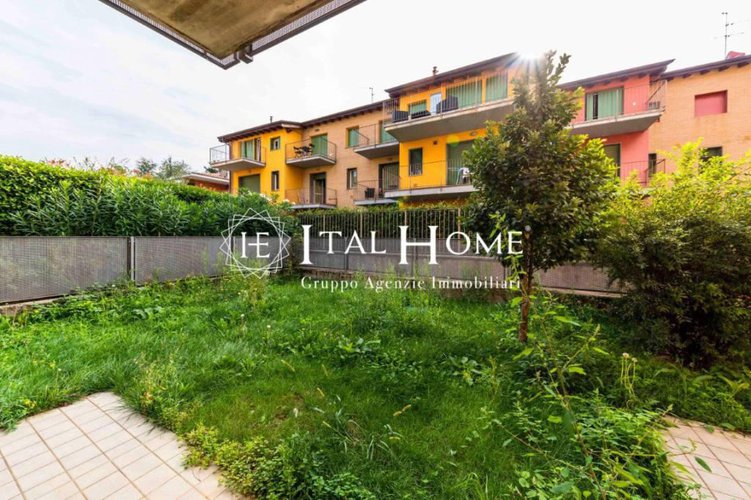 Bergamo città, Vendesi appartamento in villa con giardino Bergamo