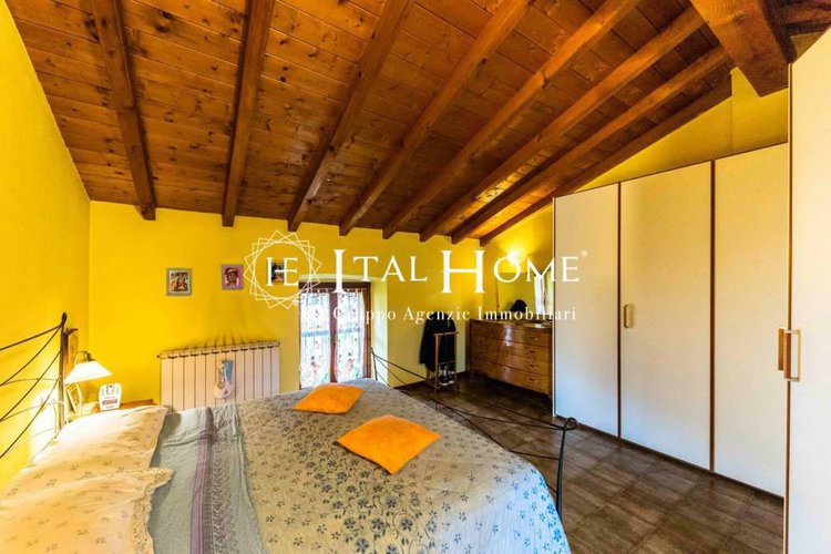 Vendesi caratteristica porzione di casa con box