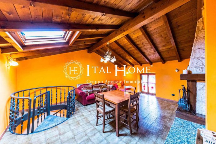 Vendesi caratteristica porzione di casa con box Bergamo