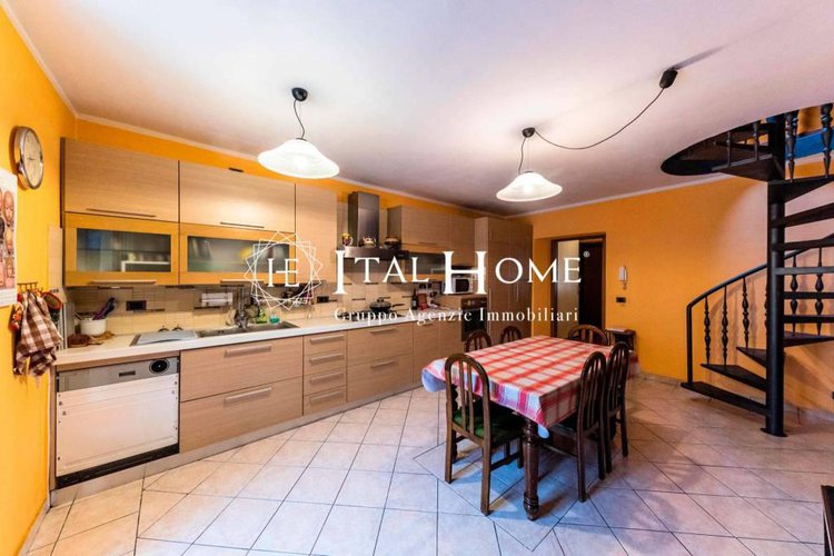 Vendesi caratteristica porzione di casa con box Bergamo