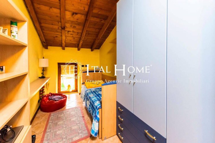 Vendesi caratteristica porzione di casa con box Bergamo