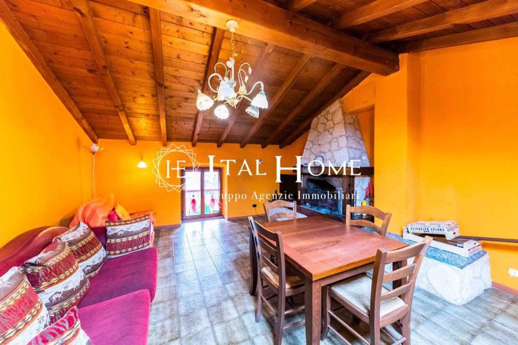 Vendesi caratteristica porzione di casa con box Bergamo