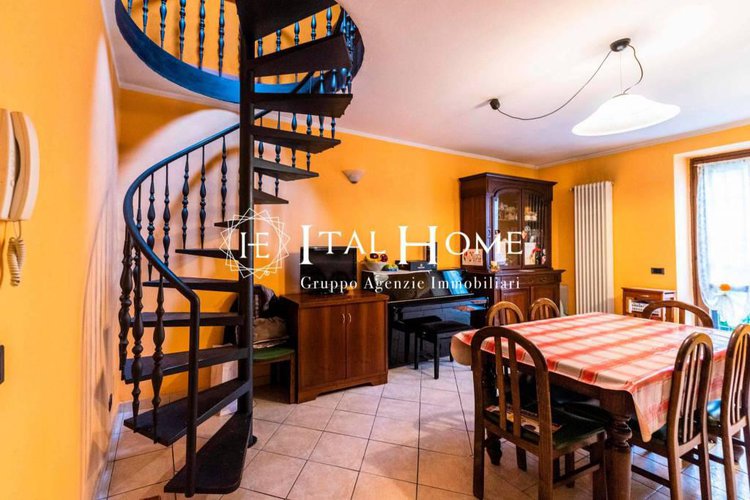 Vendesi caratteristica porzione di casa con box Bergamo