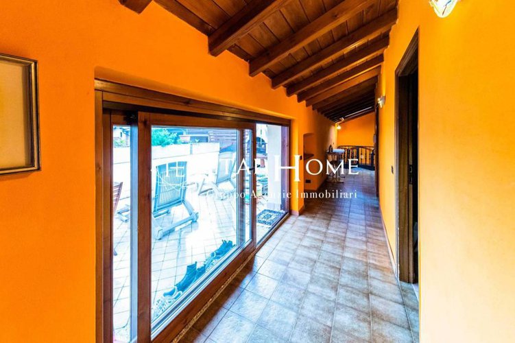 Vendesi caratteristica porzione di casa con box Bergamo