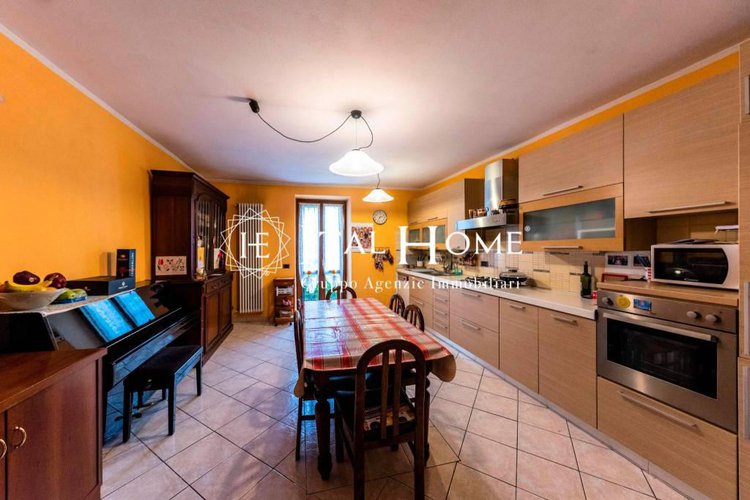 Vendesi caratteristica porzione di casa con box Bergamo