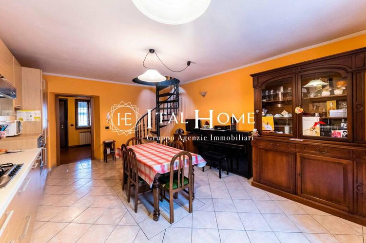 Vendesi caratteristica porzione di casa con box Bergamo