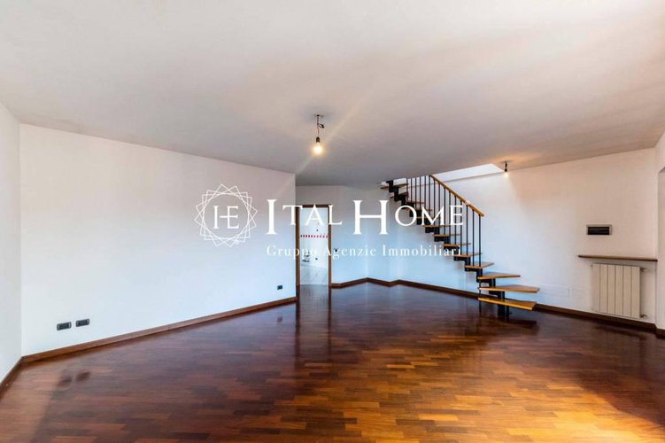 Vendesi luminoso Attico con terrazza stellare, box doppio Bergamo