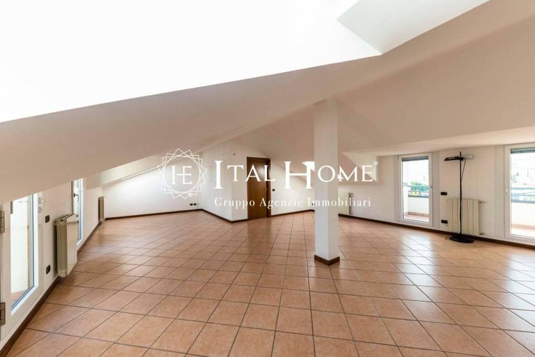 Vendesi luminoso Attico con terrazza stellare, box doppio Bergamo