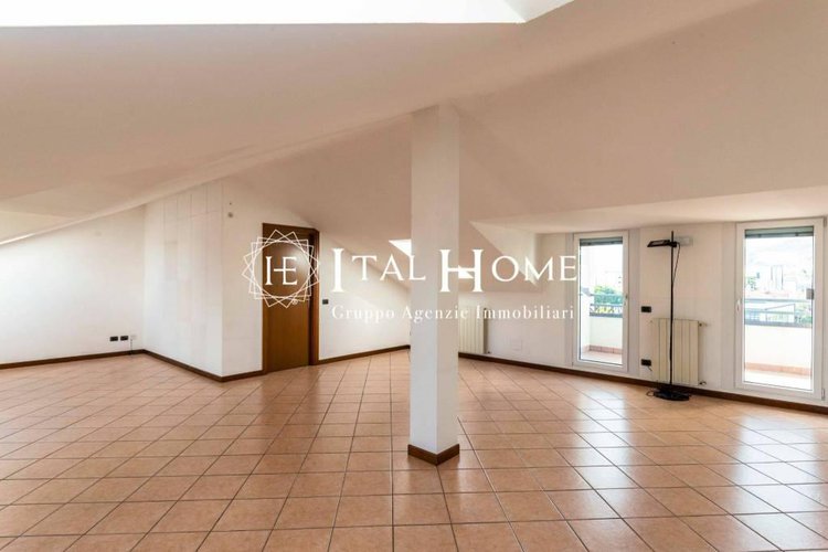 Vendesi luminoso Attico con terrazza stellare, box doppio Bergamo