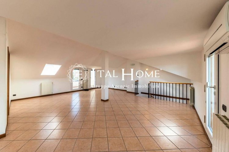 Vendesi luminoso Attico con terrazza stellare, box doppio Bergamo