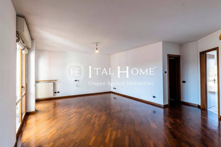 Vendesi luminoso Attico con terrazza stellare, box doppio Bergamo