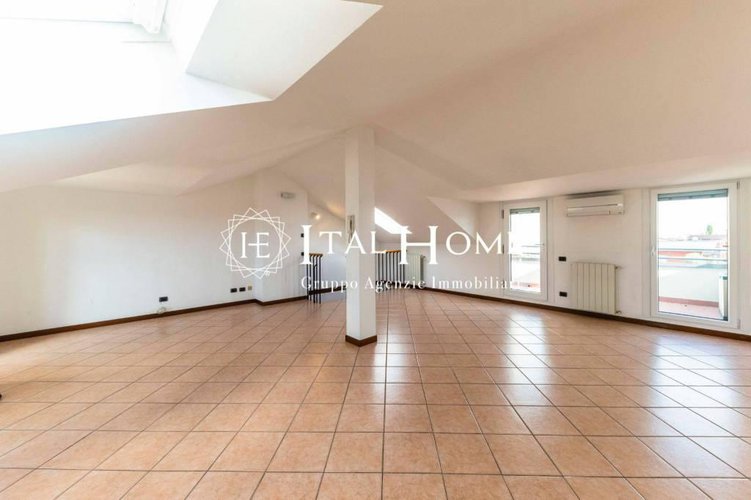 Vendesi luminoso Attico con terrazza stellare, box doppio Bergamo