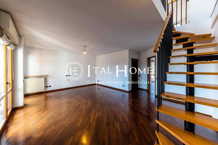 Vendesi luminoso Attico con terrazza stellare, box doppio Bergamo