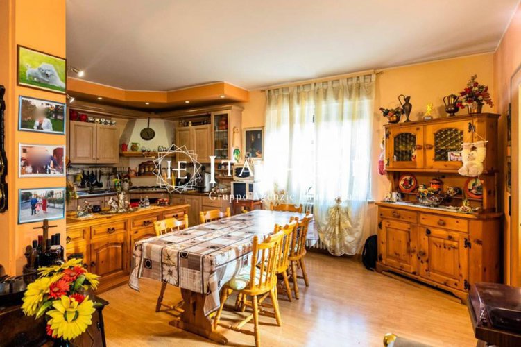 Vendesi villa singola disposta su due piani con box a lato.. Bergamo