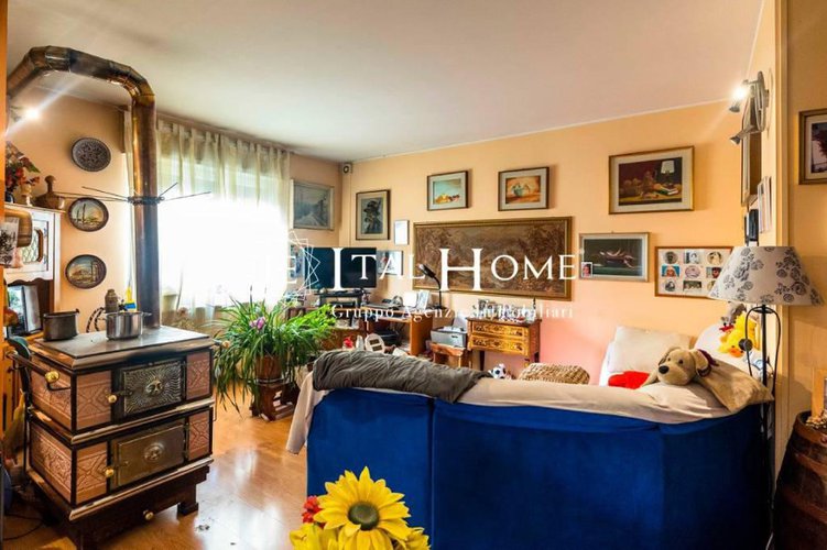 Vendesi villa singola disposta su due piani con box a lato.. Bergamo