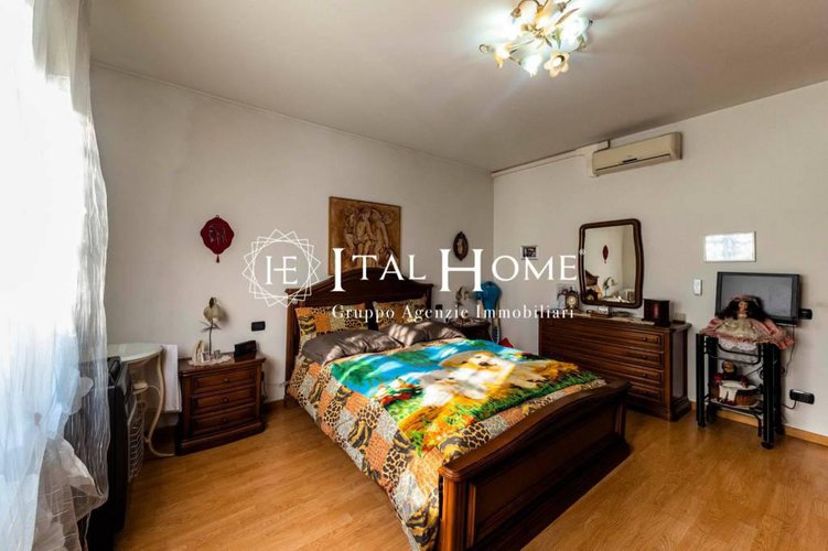 Vendesi villa singola disposta su due piani con box a lato.. Bergamo