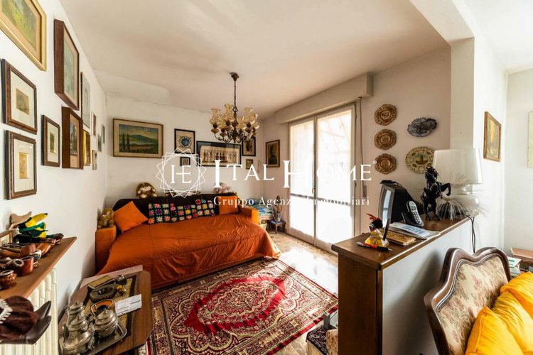 Vendesi villa singola disposta su due piani con box a lato.. Bergamo