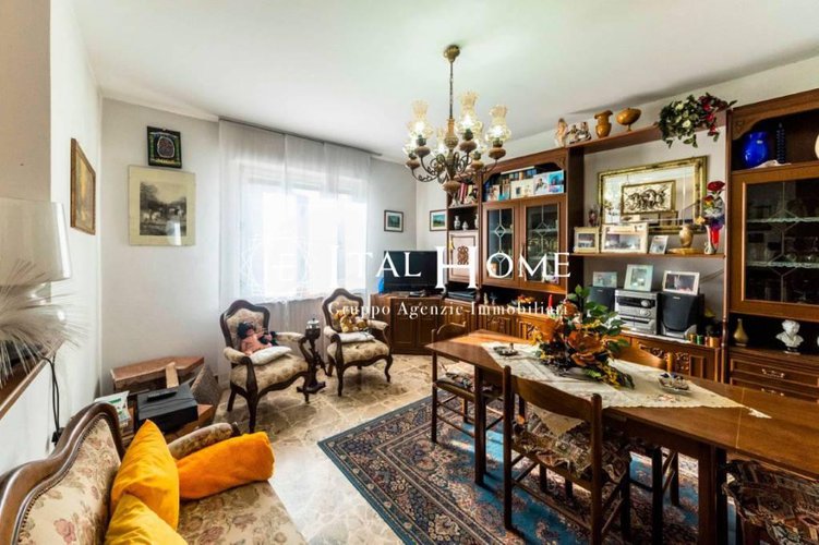 Vendesi villa singola disposta su due piani con box a lato.. Bergamo