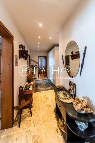 Vendesi villa singola disposta su due piani con box a lato.. Bergamo