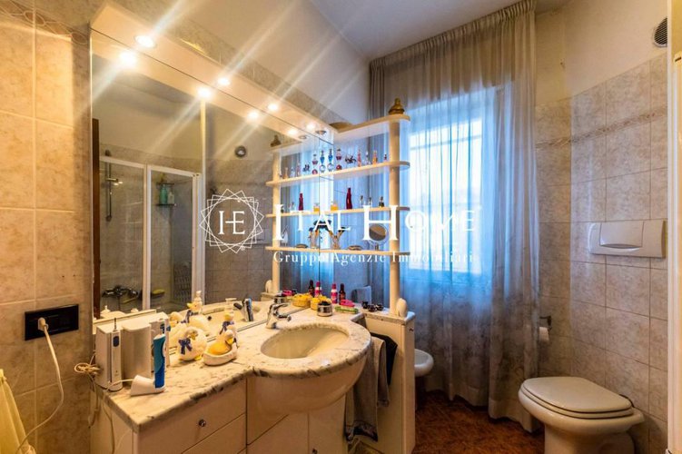 Vendesi villa singola disposta su due piani con box a lato.. Bergamo