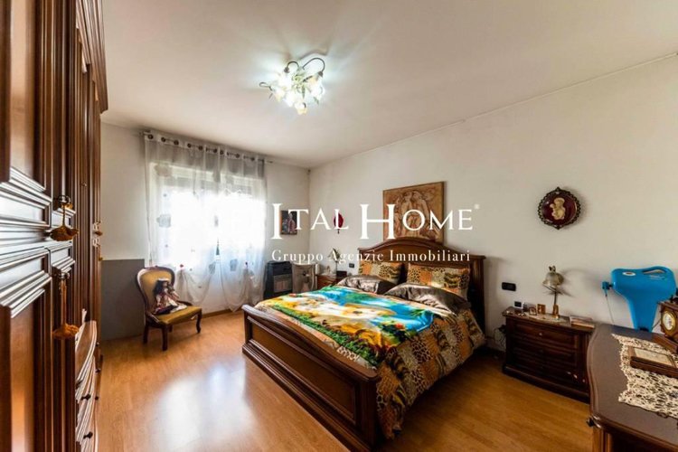 Vendesi villa singola disposta su due piani con box a lato.. Bergamo