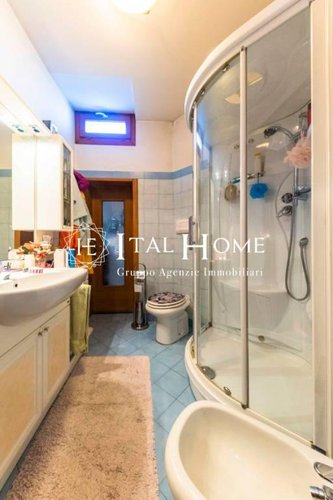 Vendesi villa singola disposta su due piani con box a lato.. Bergamo